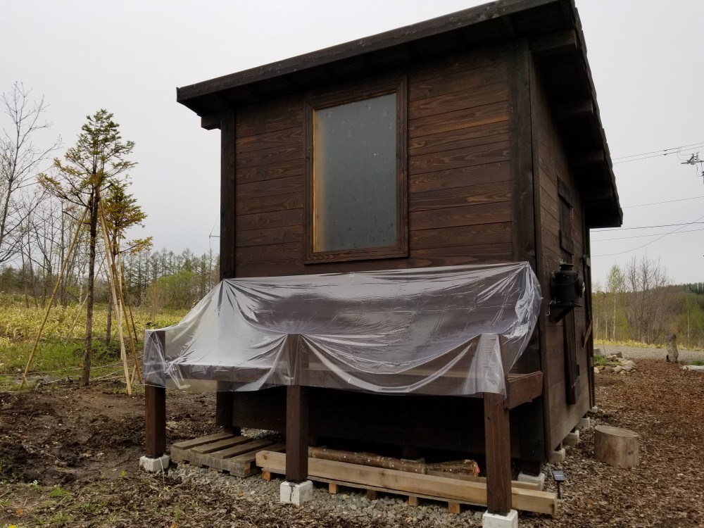 03.はじめてつくった物置小屋に、簡易ビニール温室を期間限定増築 | 【公式】トカチニッチ