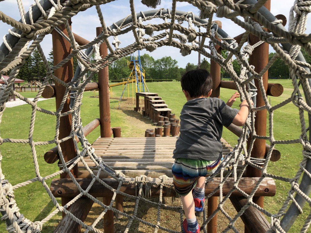 子供と遊ぶ 03 更別村で噂の木製アスレチック公園 どんぐり公園 に行ってきた 公式 トカチニッチ