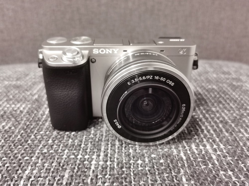 6年前のカメラなのにコスパ最強！？「SONY α6000」ミラーレス一眼