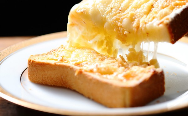 十勝の食材（チーズ、小麦、ビート、牛乳）だけで作る「悪魔のトースト!!!」
