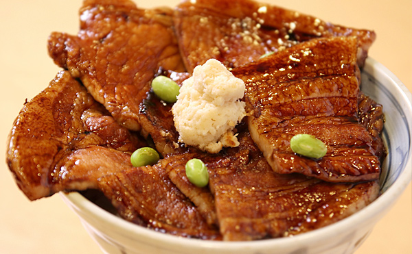 山わさびが決め手！帯広の豚丼専門店「はなとかち」の人気メニュー『半バラ豚丼』が美味しいっ！